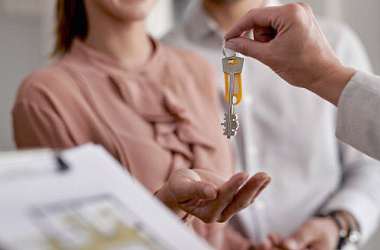 Вы получаете ключи и пользуетесь недвижимостью